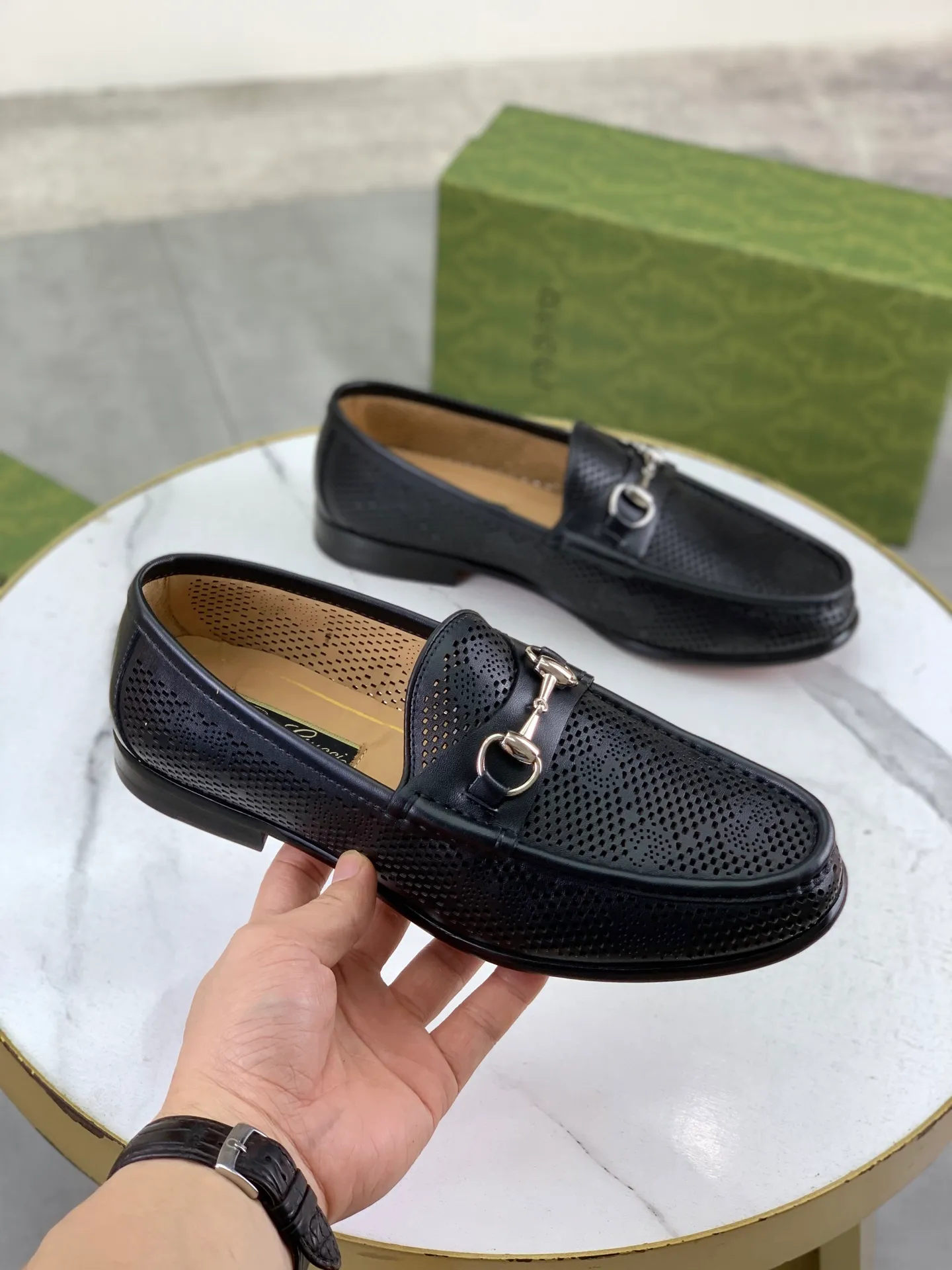 Factory price P980💰💎💎💎Top version (original high-grade genuine leather outsole) Full upper and inner lining cowhide punching design (summer essential) Brand: [GUCCi] Gucci's new business formal casual leather shoes Standard code: Men's size 39–44 (38 45 46 needs to be customized) Grade: Same as the official website Original quality Material: Original calfskin Water-dyed cowhide lining Original genuine leather outsole Style categories: Men's fashion Formal casual leather shoes Slip-on men's shoes series Young fashion European and American trends British style Casual matching Comfortable feet Color: 3️⃣ colors available Actual pictures